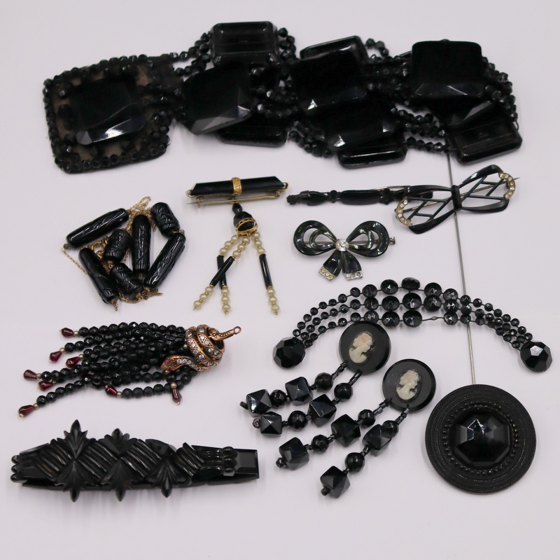 JEWELRY. ASSORTED FRENCH JET
