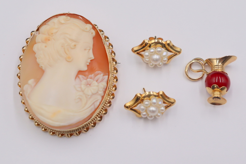 JEWELRY. ASSORTED GOLD JEWELRY
