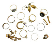 JEWELRY: ASSORTMENT OF GOLD RI