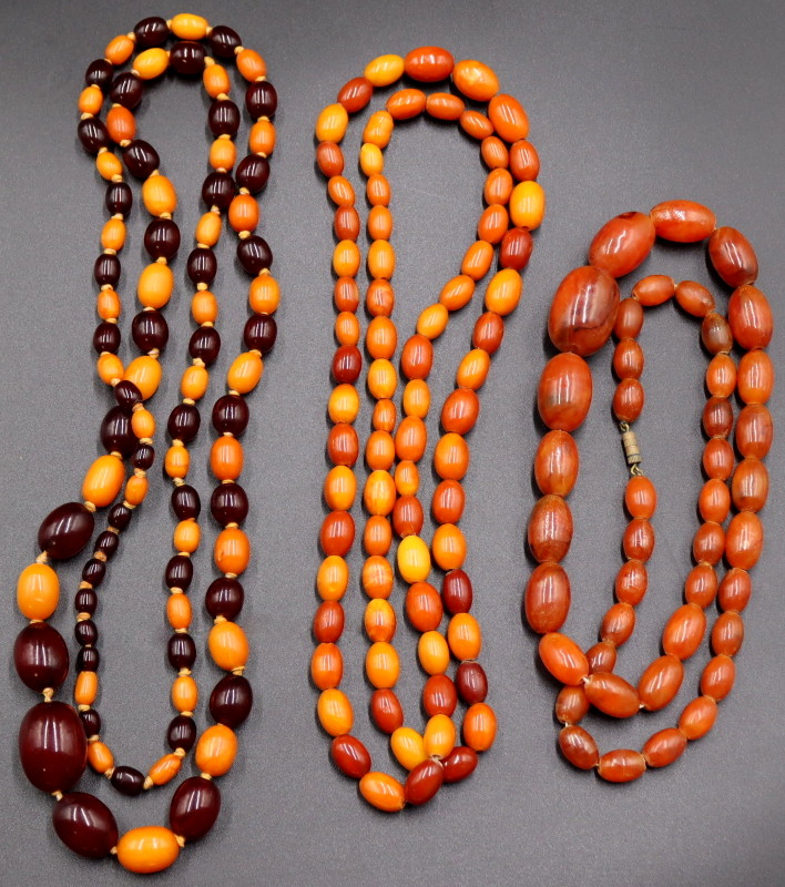 JEWELRY. GROUPING OF AMBER BEADED
