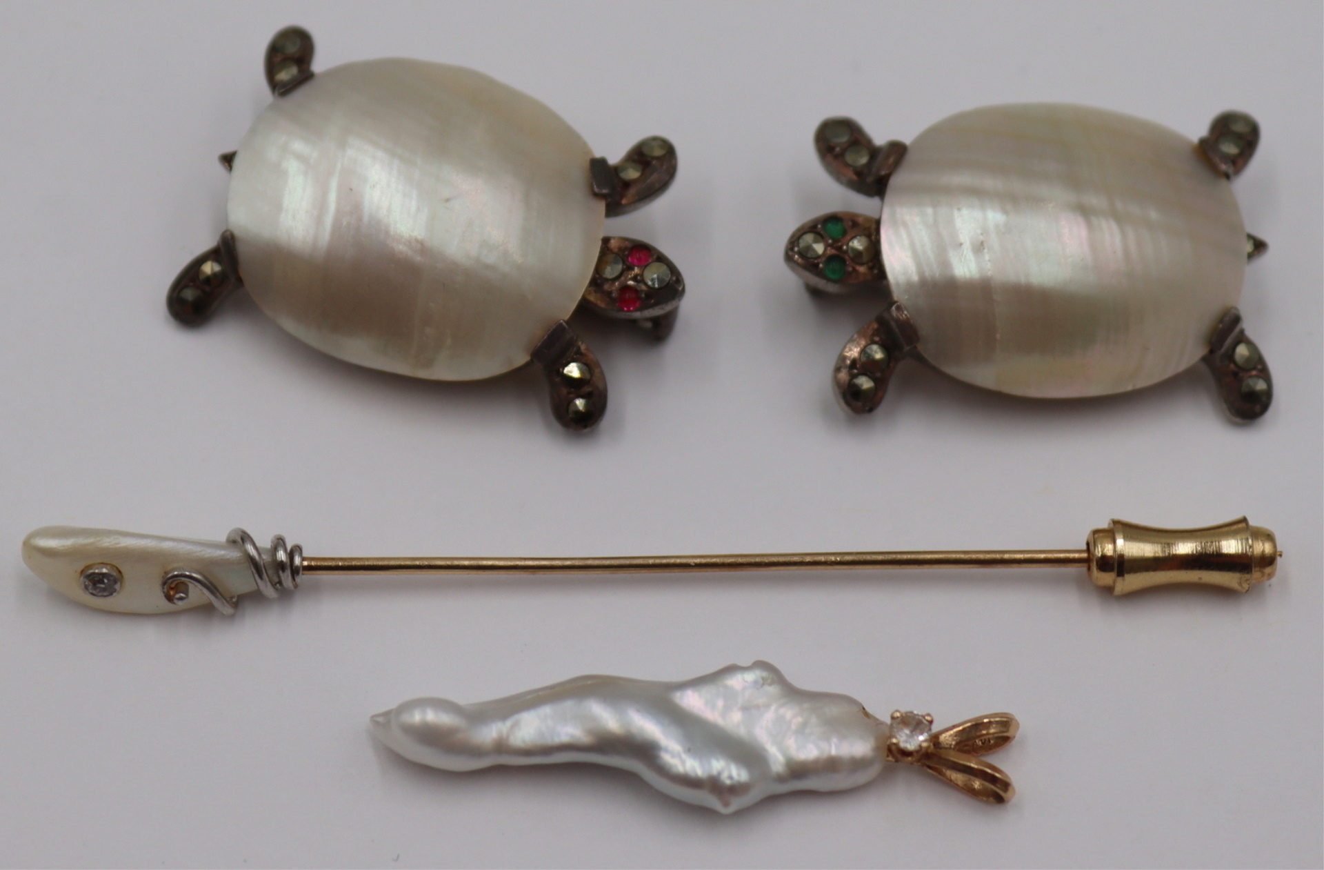 JEWELRY. GROUPING OF PEARL JEWELRY.