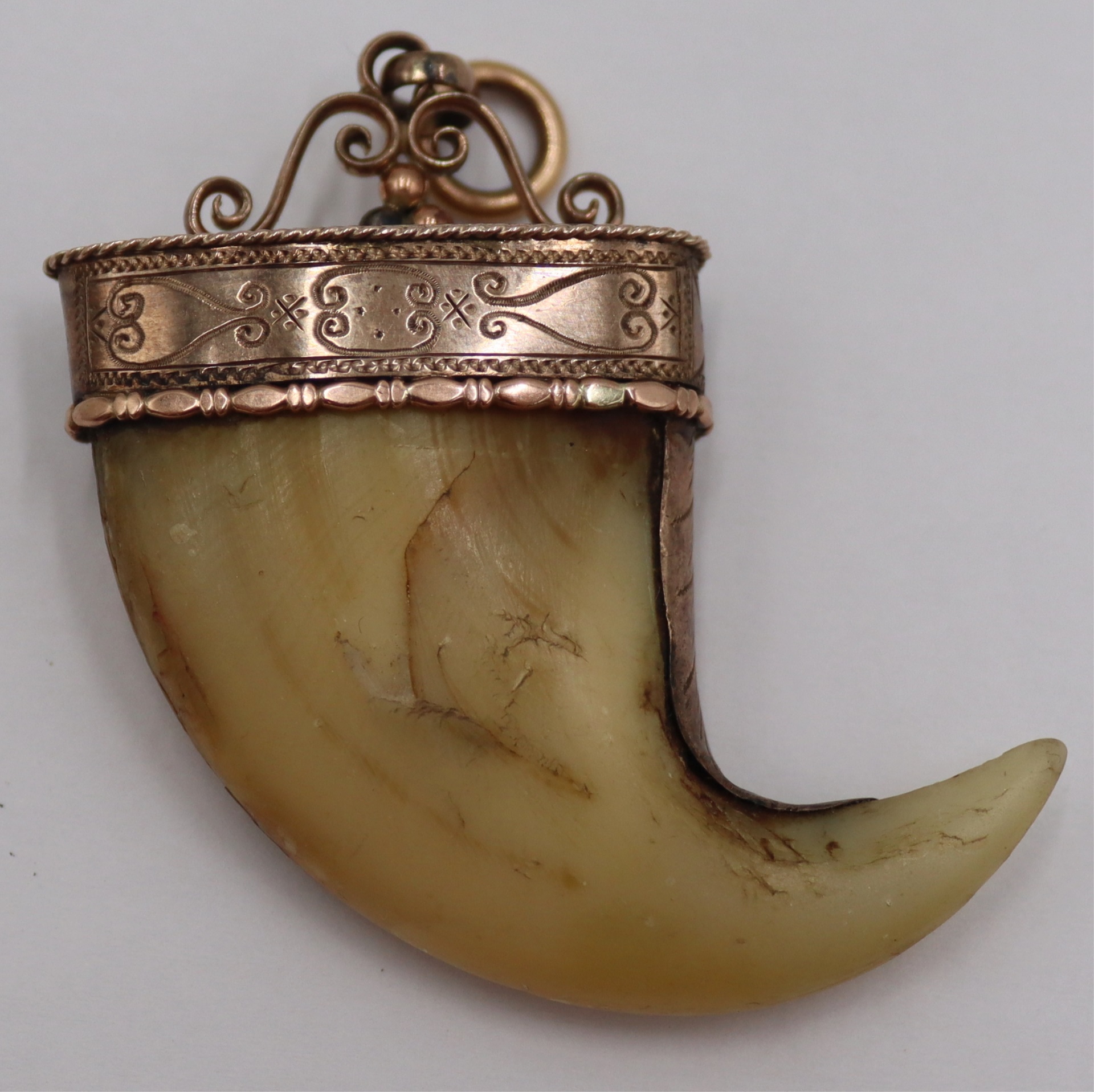 JEWELRY. LARGE 8CT GOLD MOUNTED