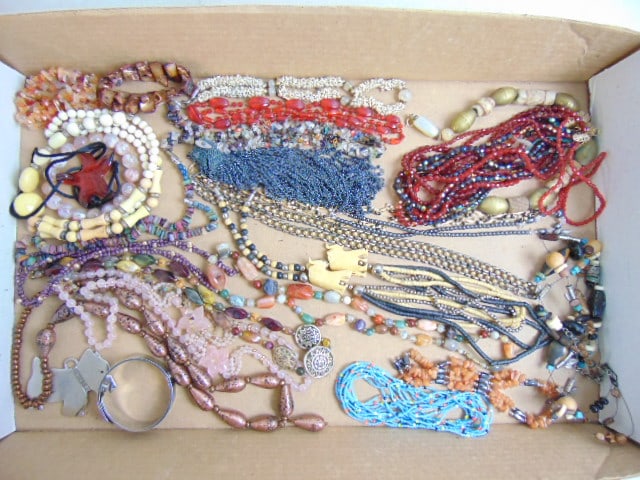 JEWELRY. LOT OF BEADED NECKLACES