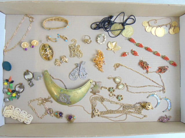 JEWELRY. LOT OF COSTUME JEWELRY