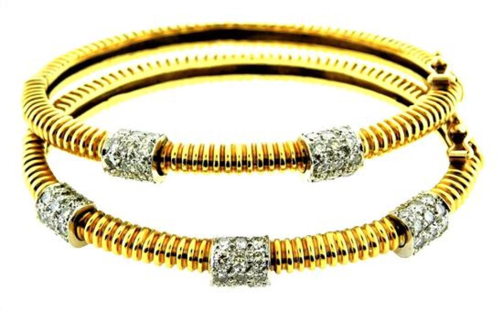 JEWELRY: MATCHED PAIR OF 18K GOLD