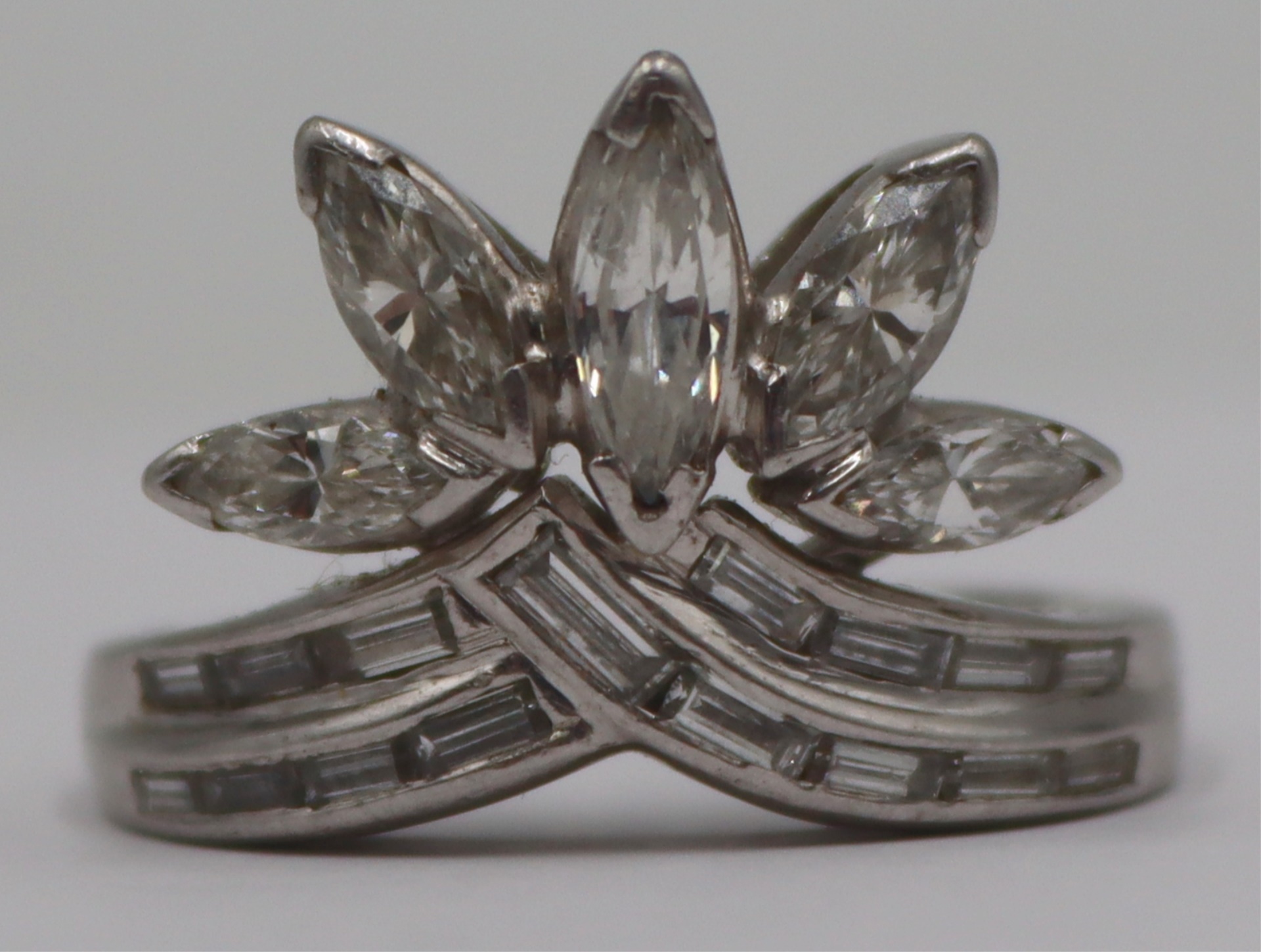 JEWELRY. PLATINUM AND DIAMOND RING.