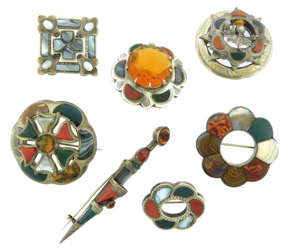 JEWELRY: SCOTTISH AGATE PINS, SET