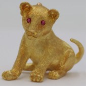 JEWELRY. SIGNED 18KT GOLD LION