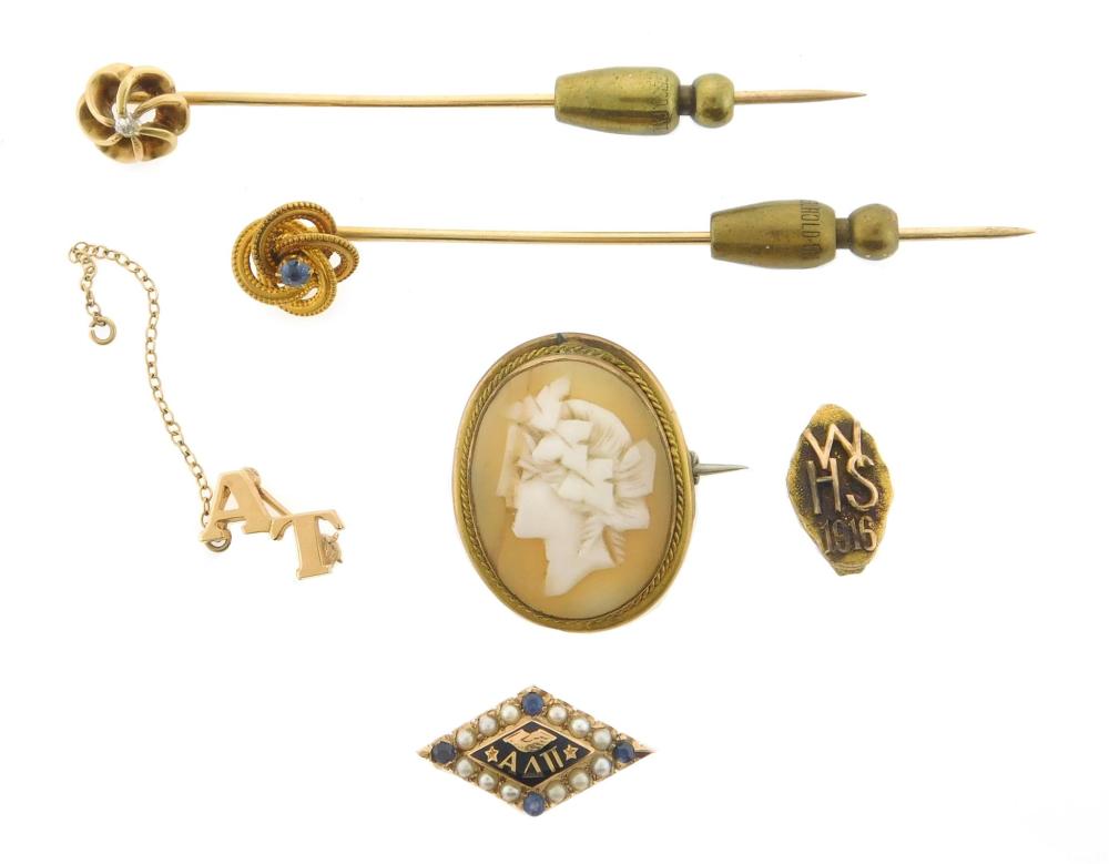 JEWELRY: SIX BROOCHES/ PINS OF 18K,