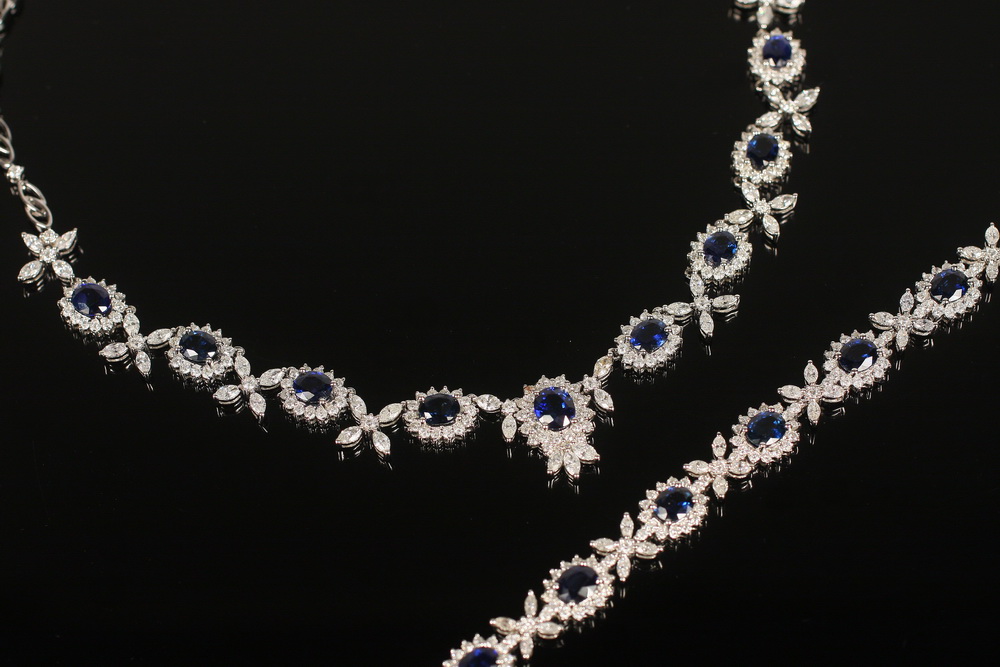 JEWELRY SUITE - One 18K white