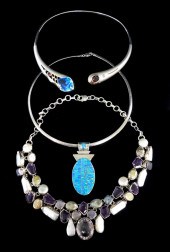 JEWELRY: THREE PIECES OF GEMST