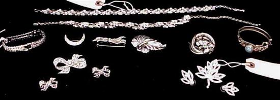 JEWELRY: Trifari necklace with