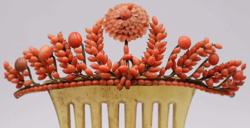 JEWELRY. VICTORIAN CARVED CORAL
