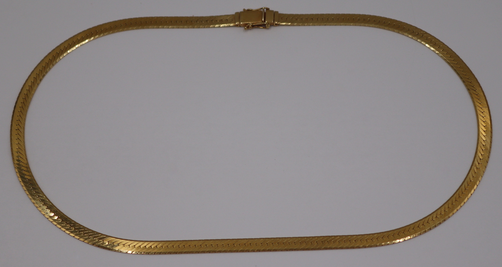 JEWELRY. VIER 18KT GOLD HERRINGBONE