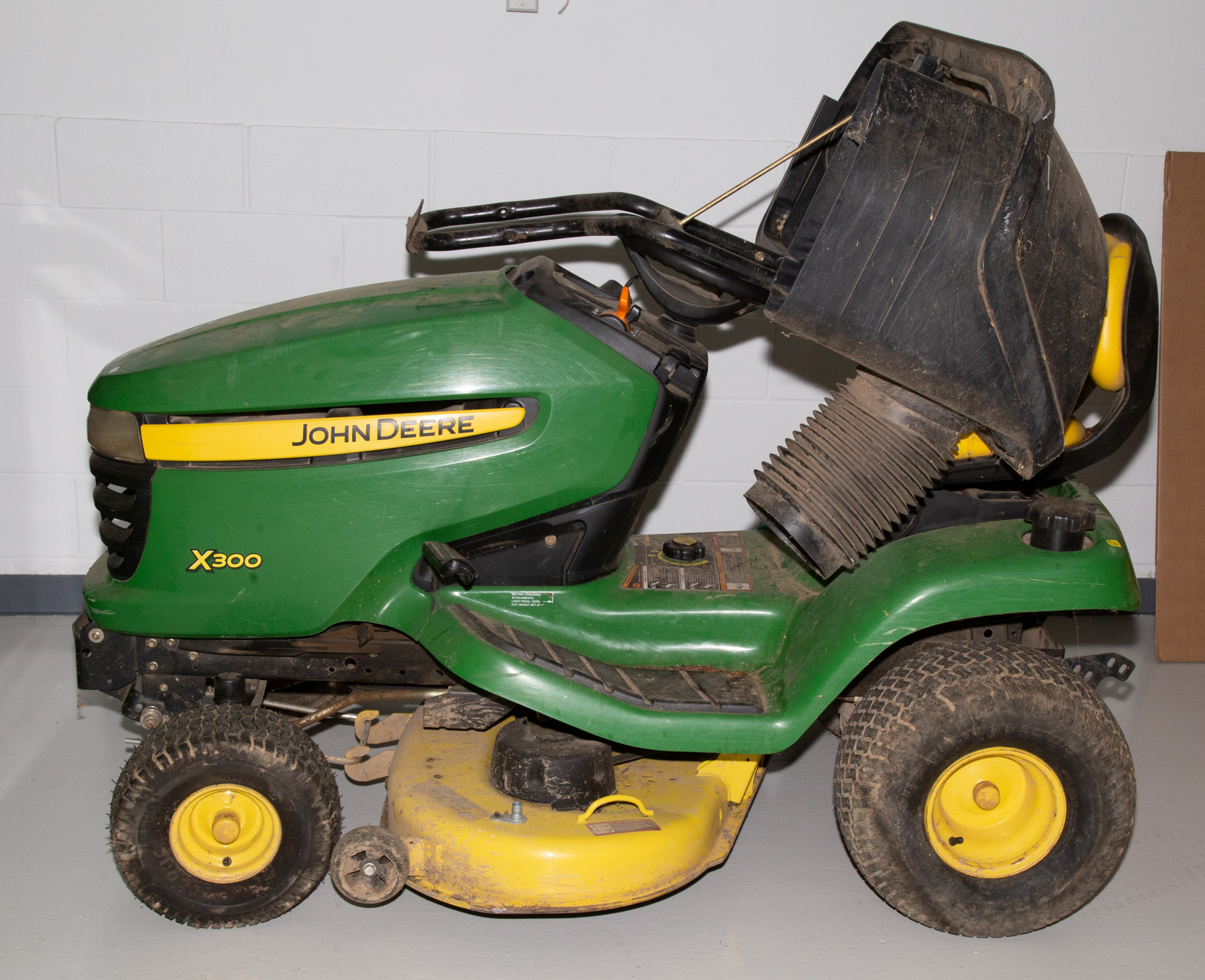 JOHN DEER X300 RIDING LAWN MOWER 42