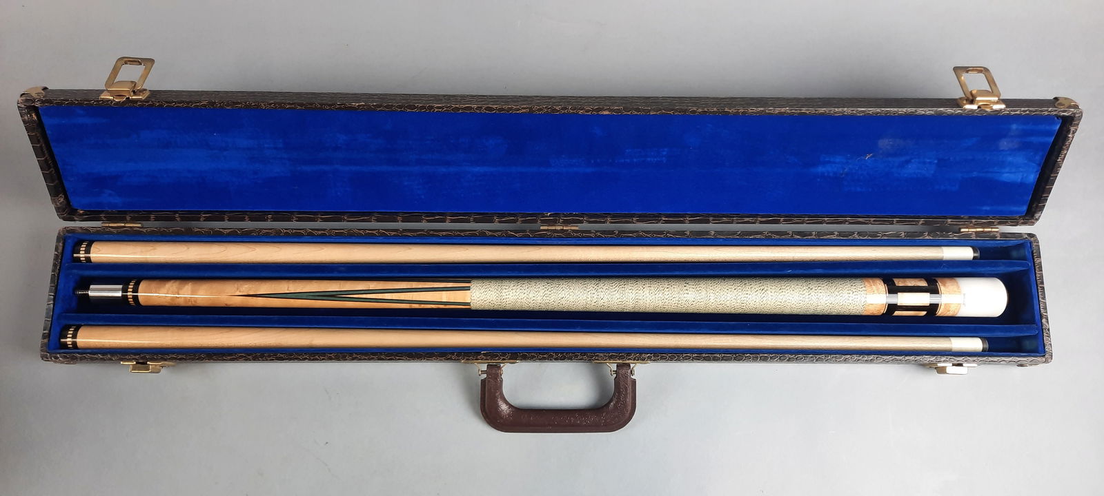 JOSS BILLIARD CUE, TWO SHAFTS, BUTT