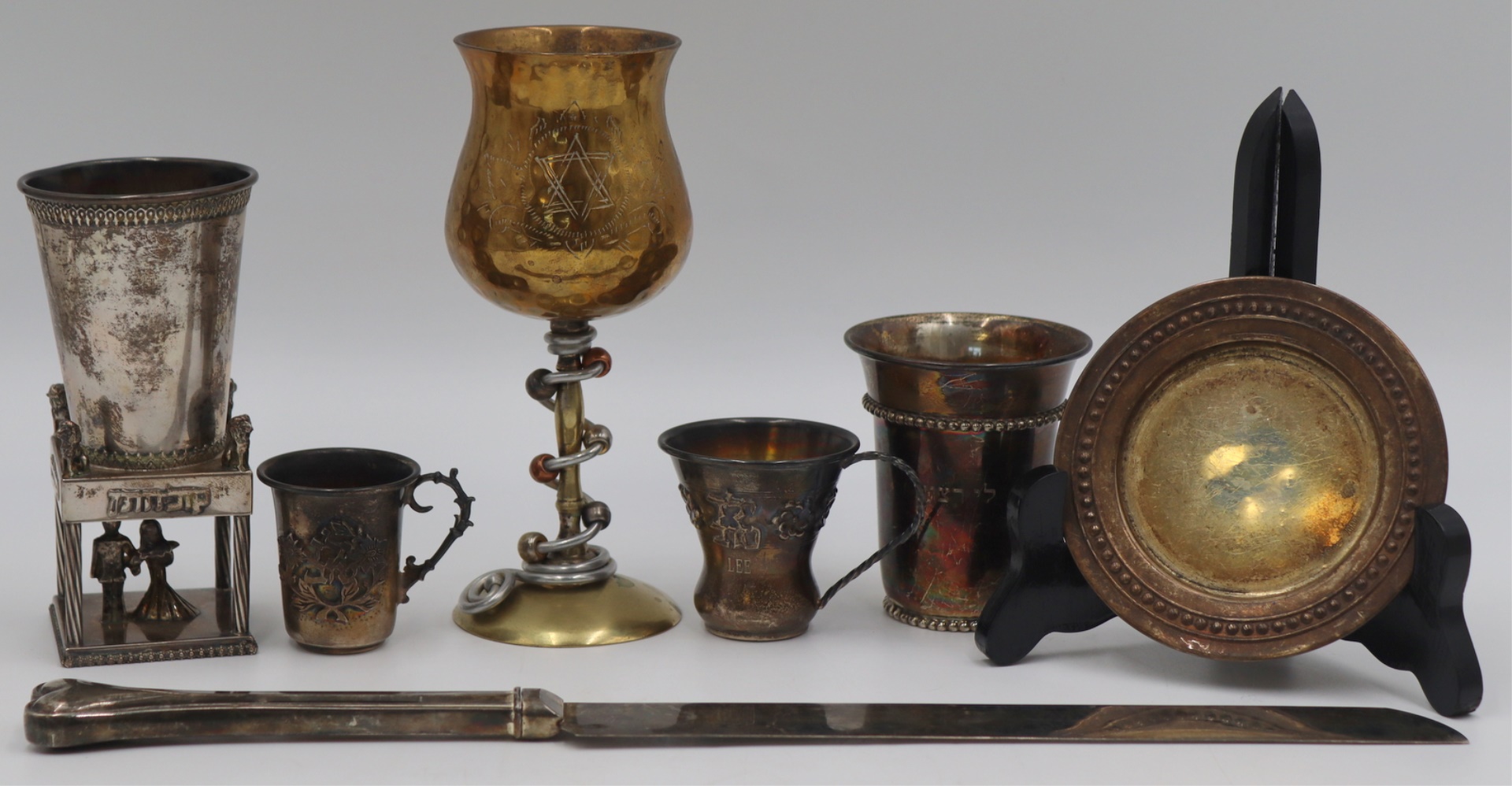 JUDAICA. ASSORTED GROUPING OF