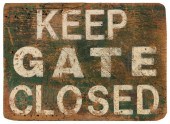 “KEEP GATE CLOSED” PAINTED WOO