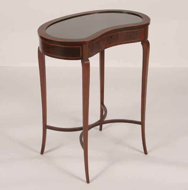 Kidney-shape glass top display