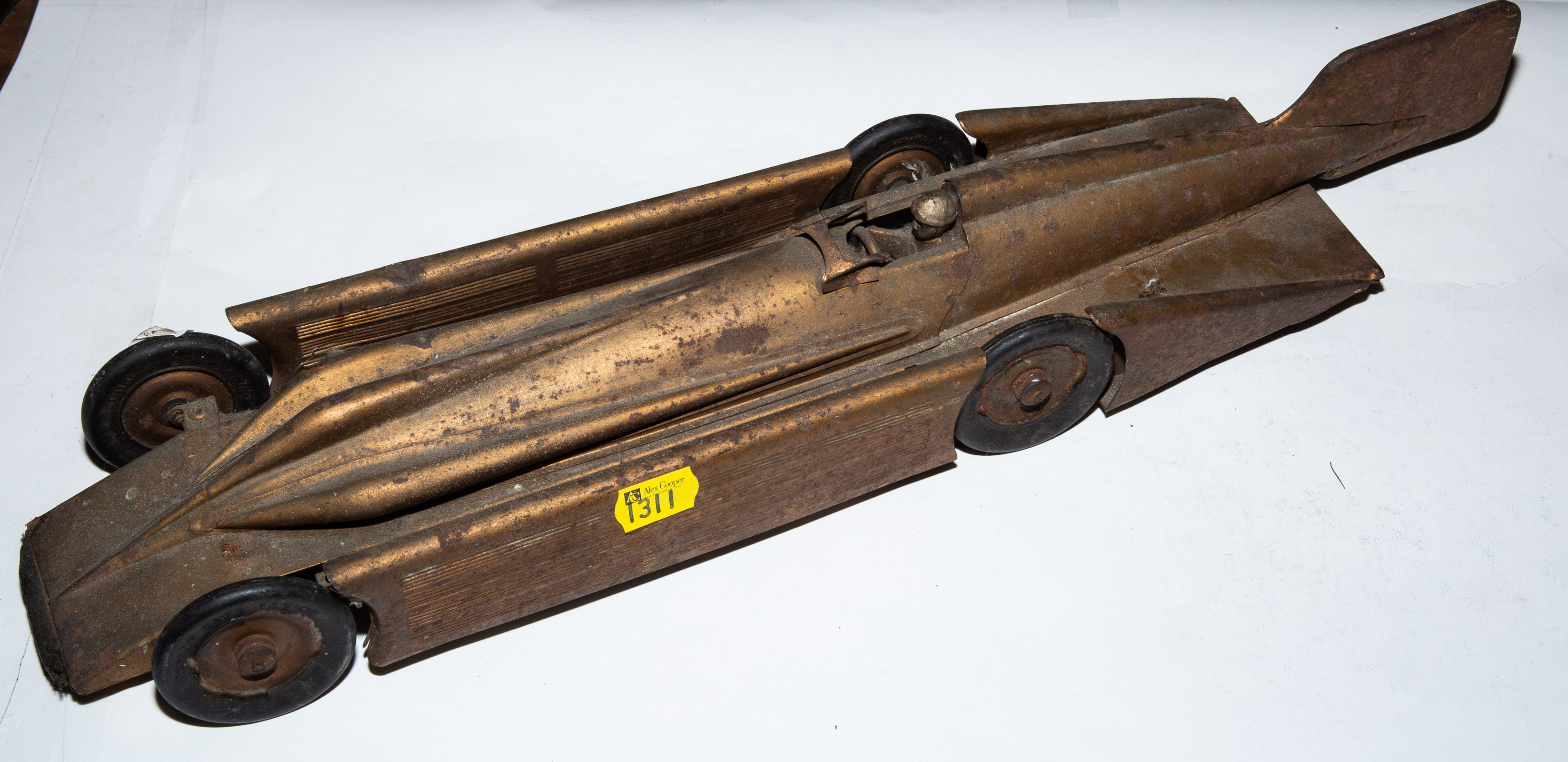 KINGSBURY TIN WINDUP RACE CAR .