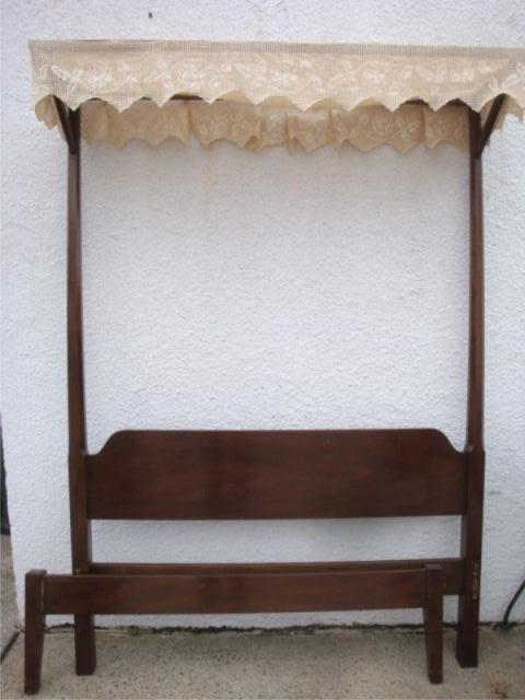 KITTINGER. Complete Canopy Bed.