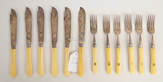 Knife set with open pierced