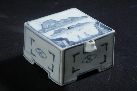 KORAN BLUE AND WHITE SQUARE WATER