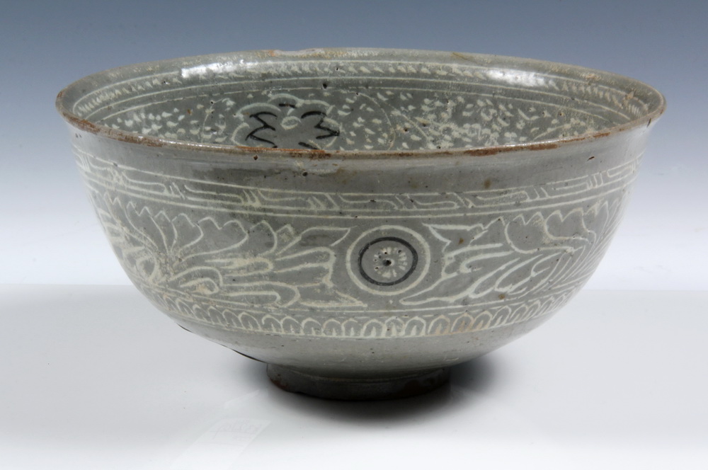 KOREAN DEEP BOWL - Inlaid celadon