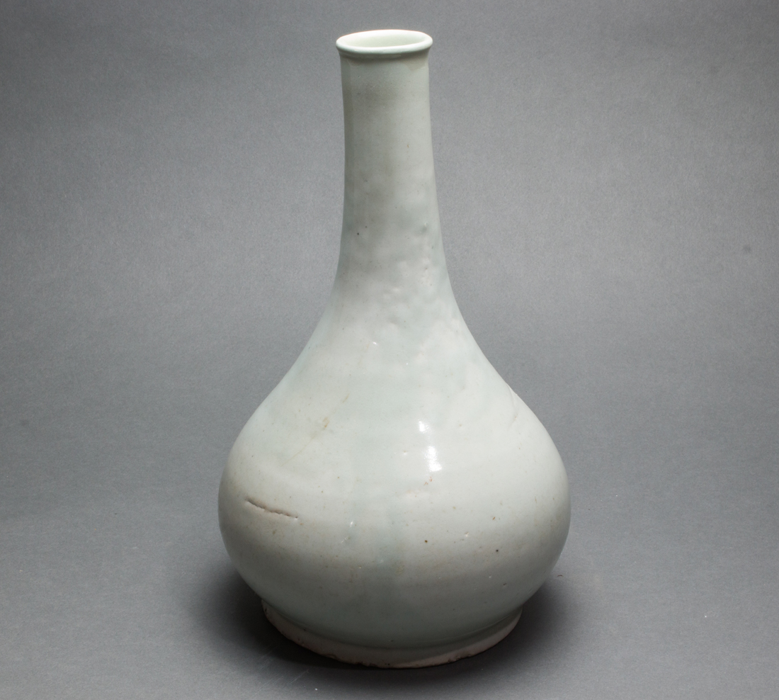 KOREAN WHITE GLAZED BOTTLE VASE