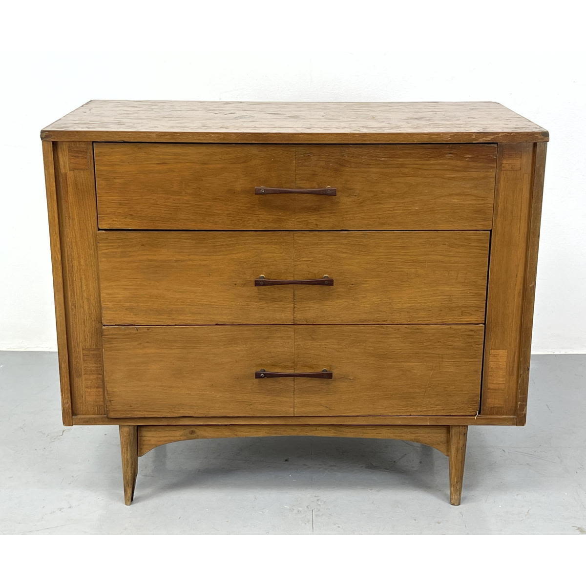 KROEHLER Modernist Bachelors Chest.