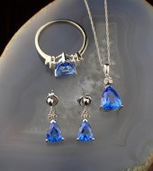 LAB CREATED BLUE SPINEL AND DI