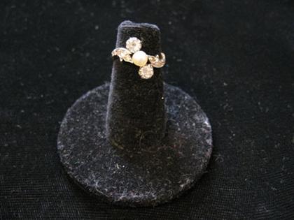 Ladies 14 karat yellow gold ring