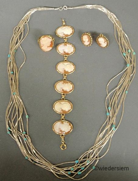 Ladies cameo set to include a 14k