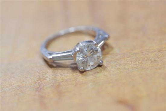 LADIES RING. Platinum setting