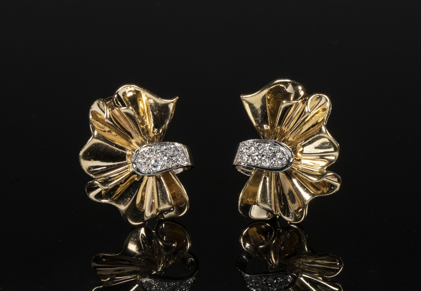 LADIES VINTAGE GOLD EARRINGS Pair