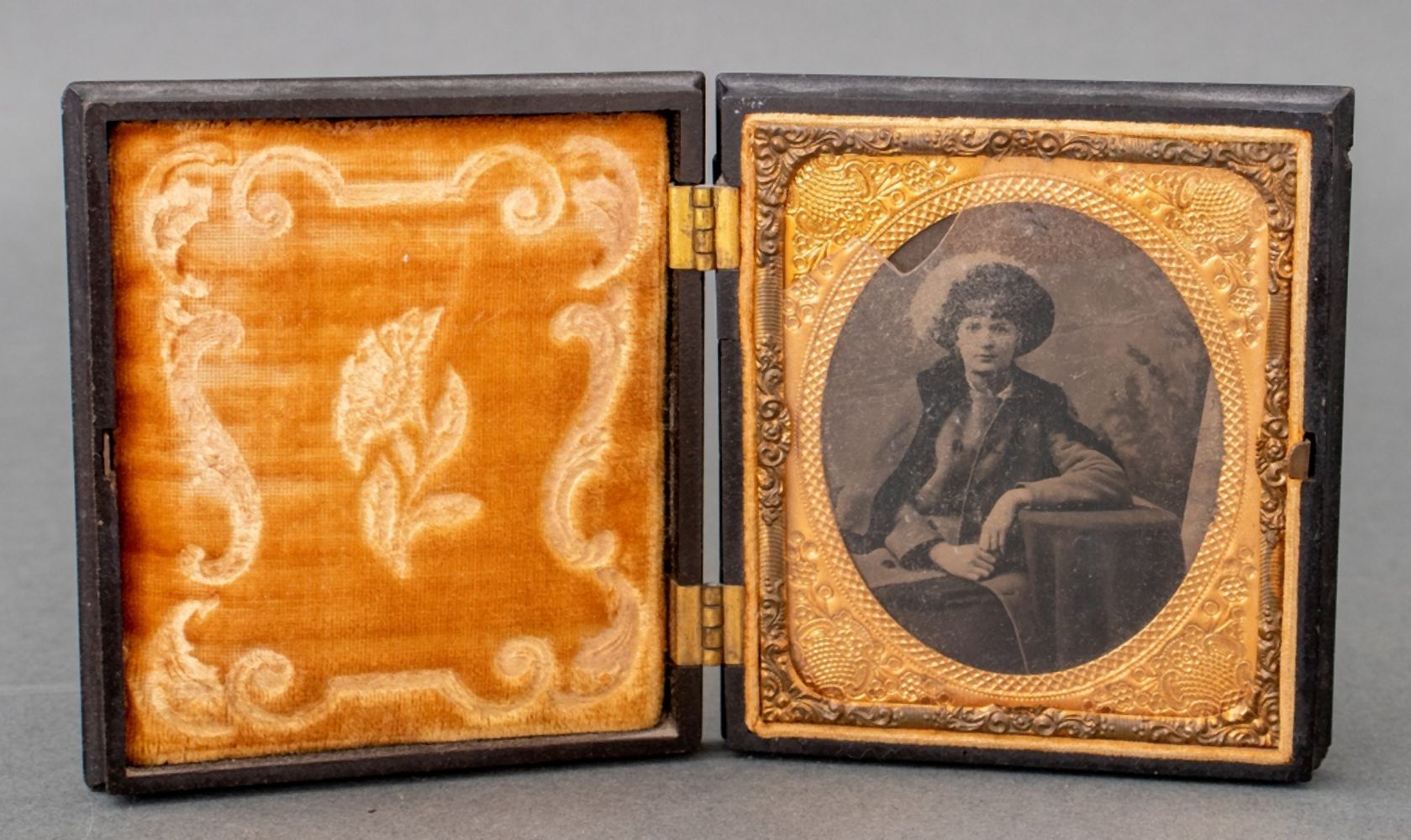 LADY DAGUERREOTYPE MANNER WITH