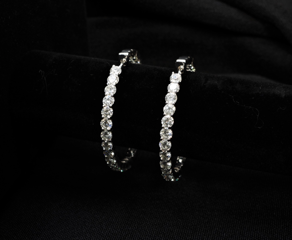 LADY'S 14K GOLD & DIAMOND HOOP