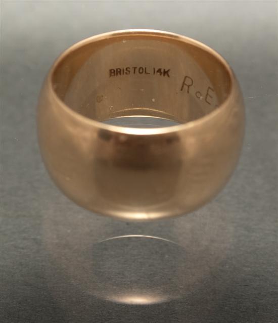 Lady's 14K yellow gold wedding band