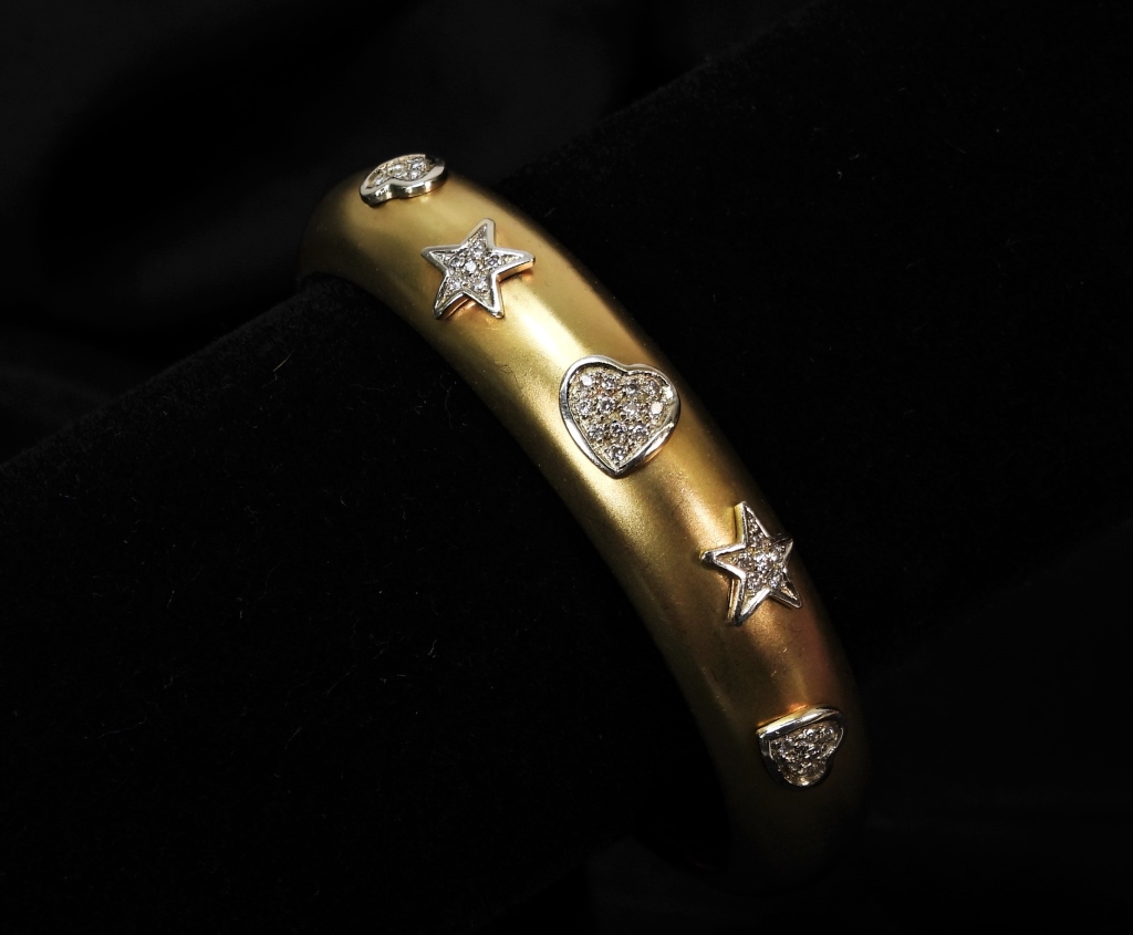 LADY'S 18K GOLD & DIAMOND BANGLE