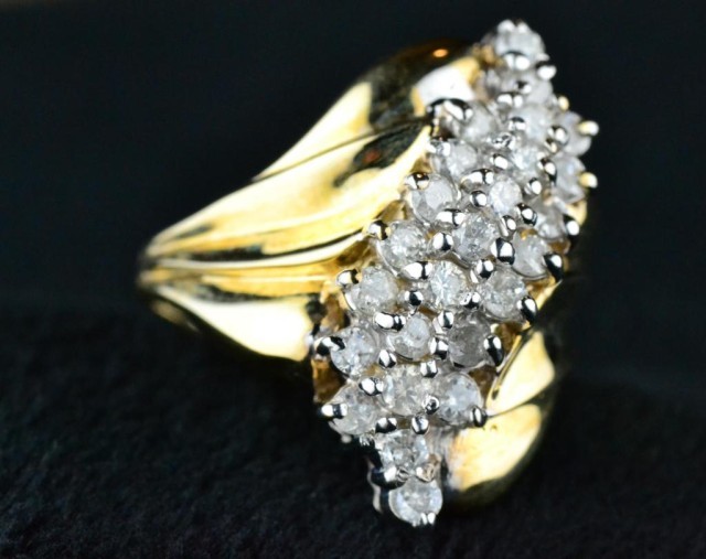 LADY'S DIAMOND RINGConsisting of 10