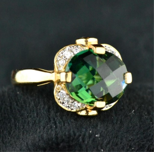 LADY'S EMERALD COLOR STONEEmerald