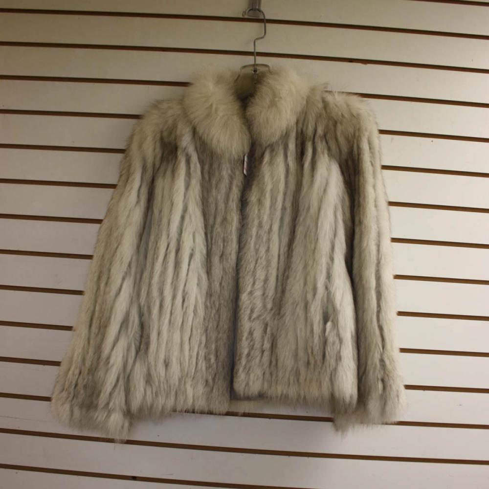 LADY'S FOX FUR COAT, HAVING TWO