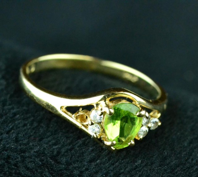 LADY'S GREEN STONE & CRYSTAL