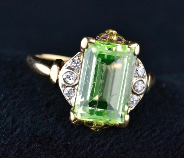 LADY'S GREEN STONE RINGConsisting