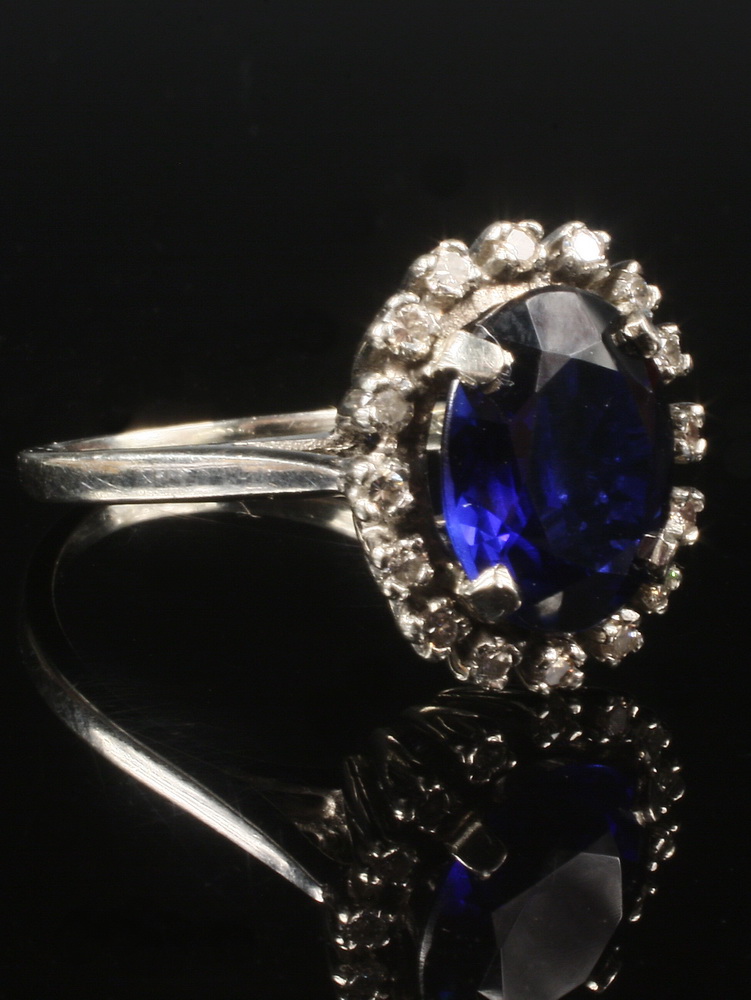 LADY'S RING - One ladies 18K