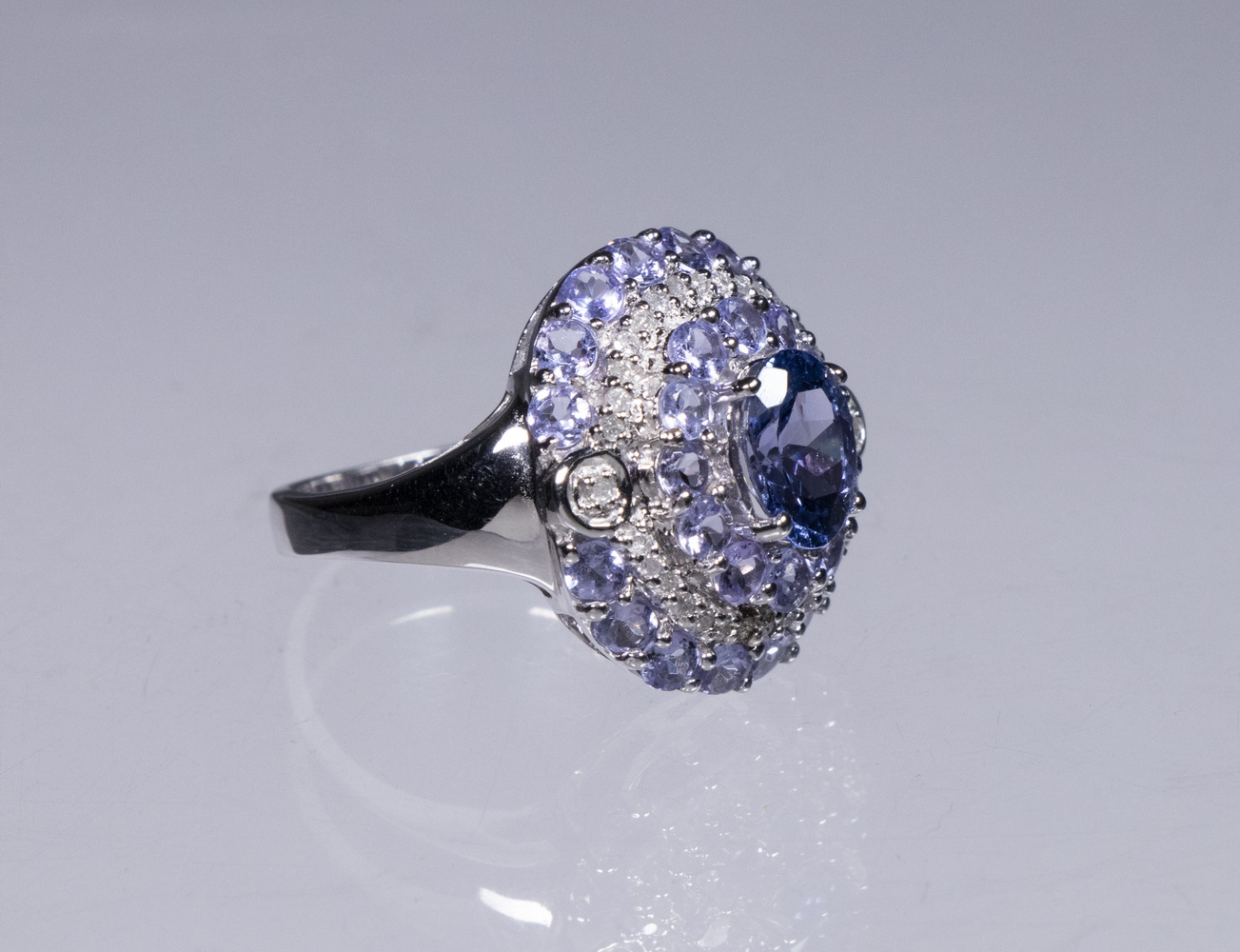 LADY'S TANZANITE & DIAMOND RING One