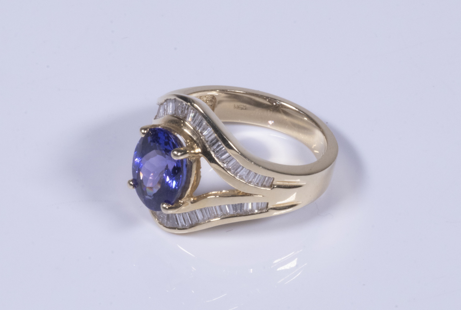 LADY'S TANZANITE & DIAMOND RING 14K