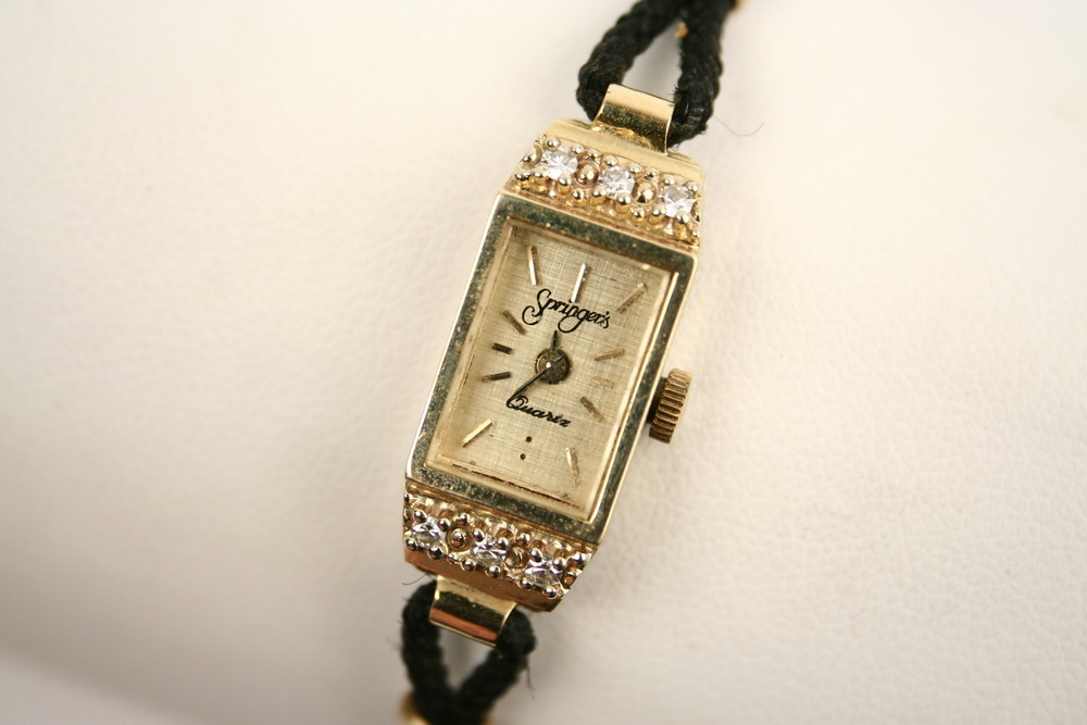 LADY'S WRISTWATCH - 14K yellow gold