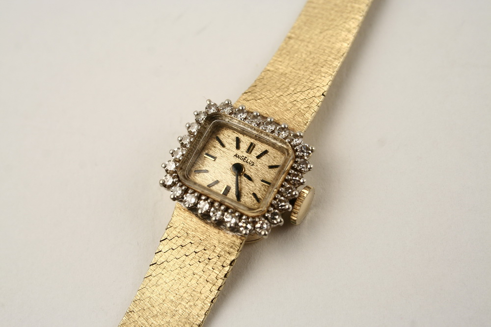 LADY'S WRISTWATCH - A 14K yellow
