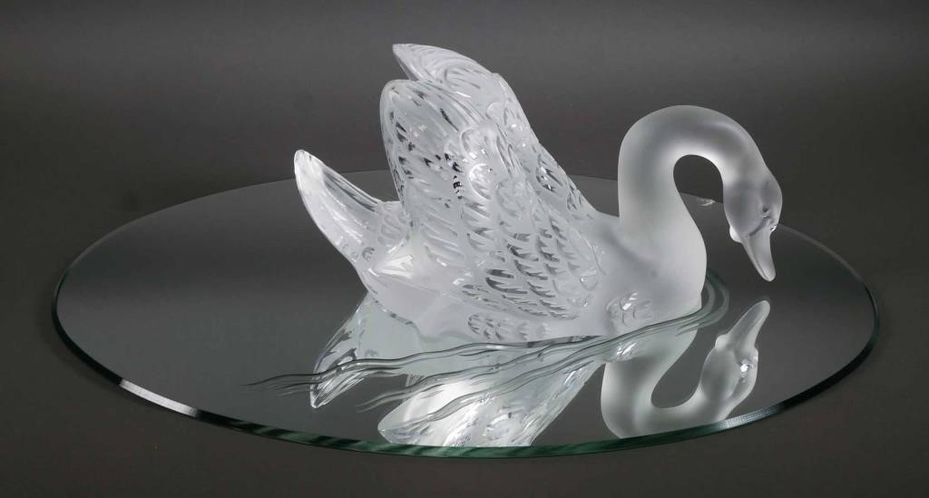 LALIQUE CRYSTAL SWAN ON